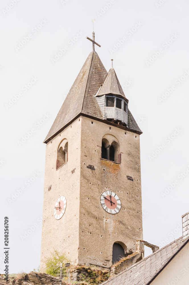Fototapeta premium Kobern, Glockenturm, Wehrturm, Weinberge, Weindorf, Winzer, Weinbauer, Mosel, Moseltal, Rheinland-Pfalz, Frühling, Sommer, Schweiz