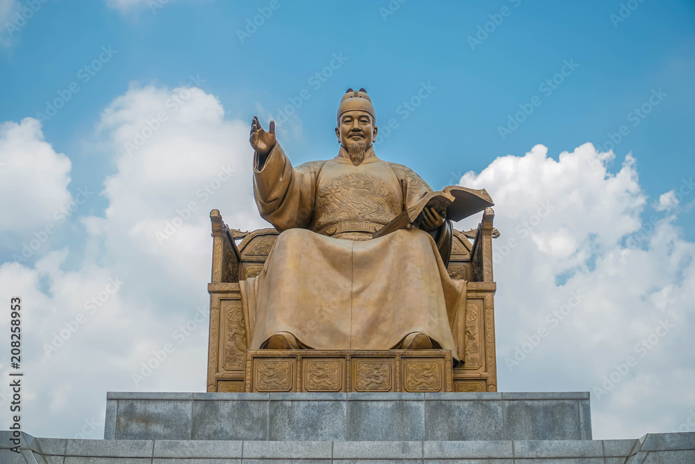 Fototapeta premium King Sejong Monument at Gwanghwamun Square in Seoul, South Korea