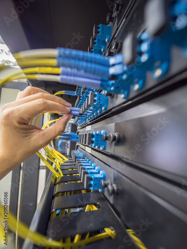 Foto Hand to insert fiber optic to path panal