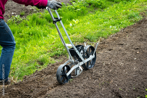 Hand Seeding Machine Sowing Machine photo