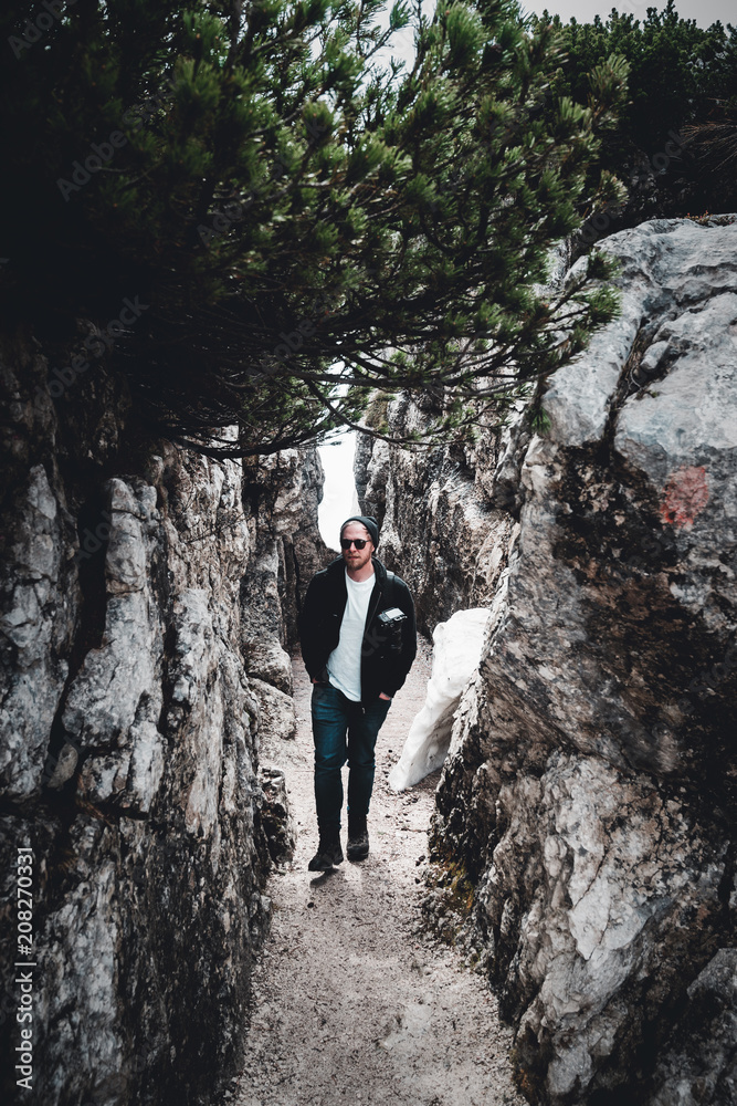 Junger Mann in einer Bergspalte auf dem Obersalzberg in der nähe des kehlsteinhauses in den aplen