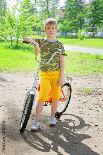 Obraz na płótnie Happy flushed boy teen finished training on the bike w salonie