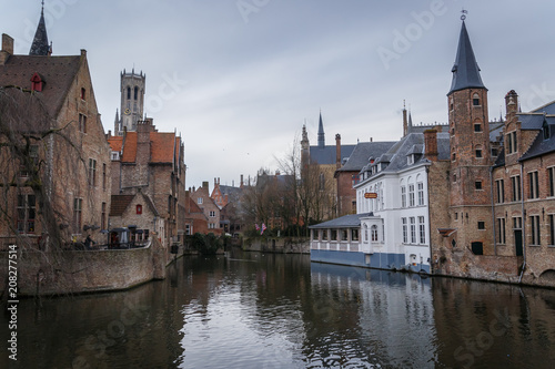 средневековый город с каналами и старинными домами
