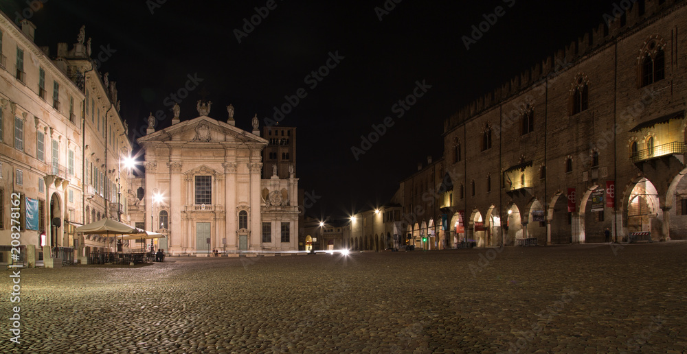 Mantova, piazza sordello con Duomo e palazzo ducale