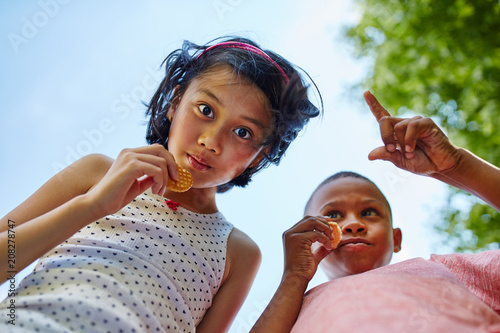 Junge und Mädchen essen Kekse
