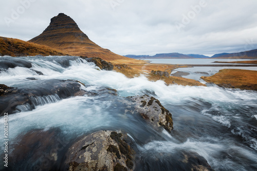 Obraz na płótnie Kirkjufell in Iceland during Autumn w salonie
