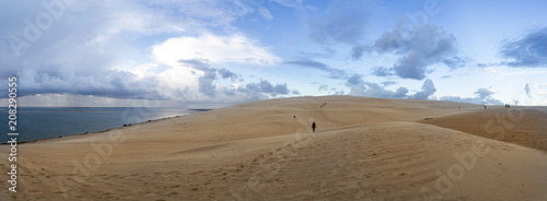 Panoramica de duna junto al mar con personas en francia