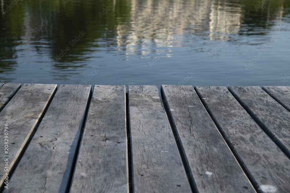 Planken einer Holzbrücke am Meer Planken einer Holzbrücke am Meer