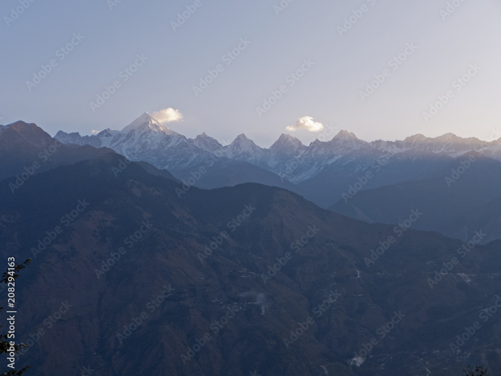 Die Berge des Himalaja Gebirge in Uttarakhand Indien im Morgengrauen