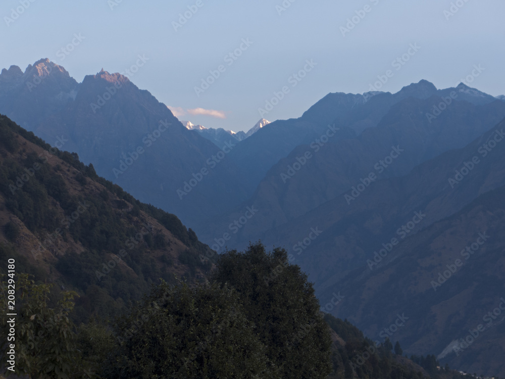 Die Berge des Himalaja Gebirge in Uttarakhand Indien im Morgengrauen
