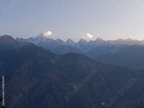 Fototapeta Naklejka Na Ścianę i Meble -  Die Berge des Himalaja Gebirge in Uttarakhand Indien im Morgengrauen