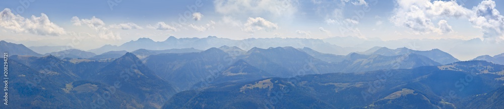Schönes Bergpanorama von der Schafbergspitze bei St. Wolfgang in Österreich Schönes Bergpanorama von der Schafbergspitze bei St. Wolfgang in Österreich