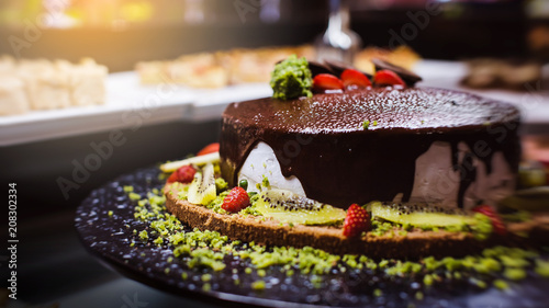 Canvastavla Chocolate cake with strawberries and kiwi