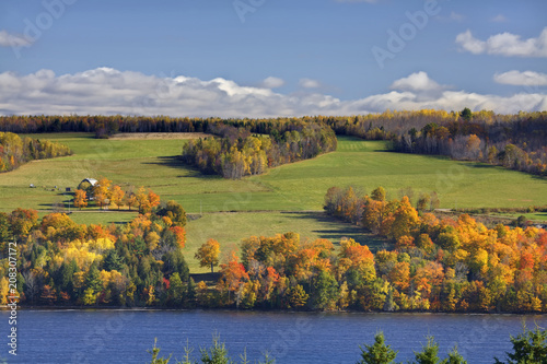 Canvastavla Across the river in autumn
