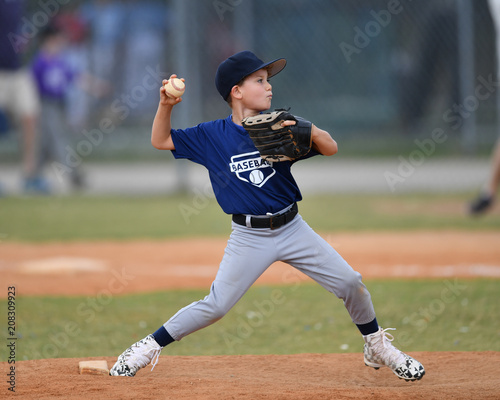 Valokuva Young boy pitching the ball in a baseball game