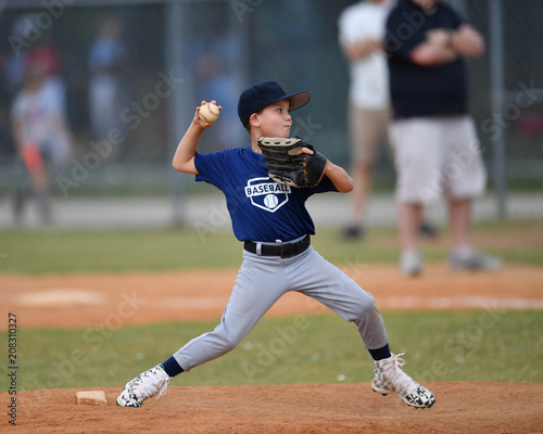 Canvastavla Young boy pitching the ball in a baseball game