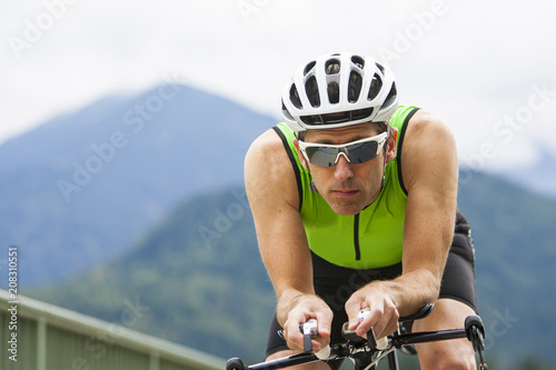 Portrait Mann Triathlet auf dem Rennrad beim Training