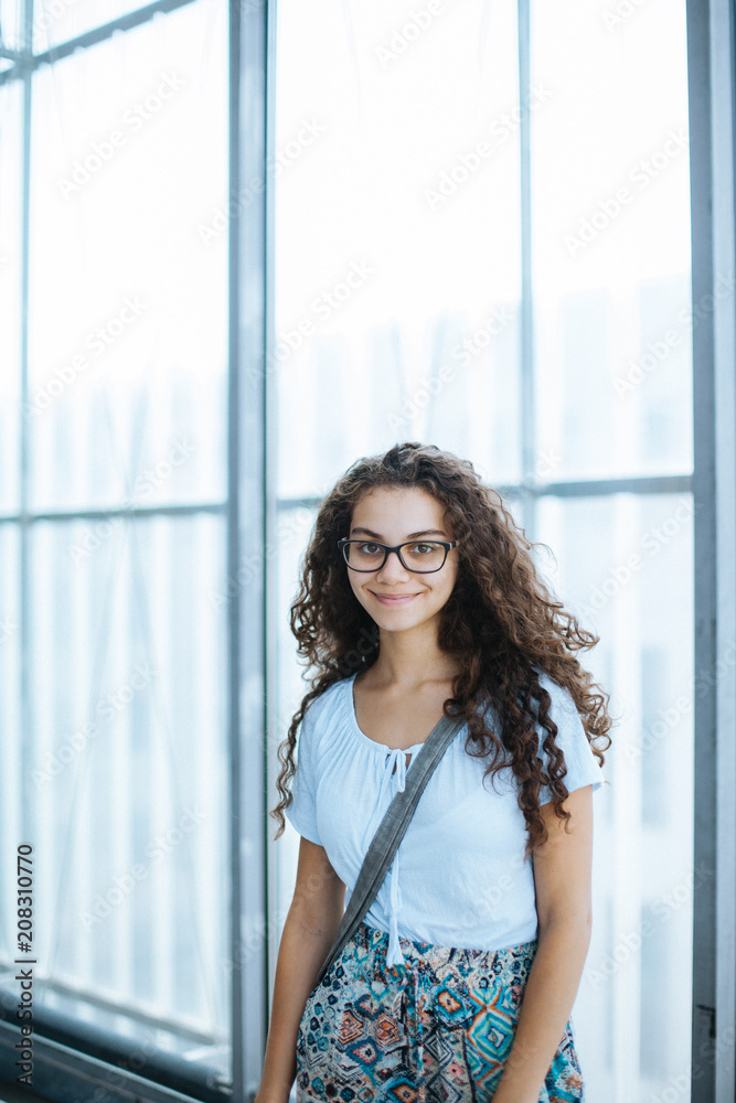 Hübsche brasilianische Frau mit Tasche