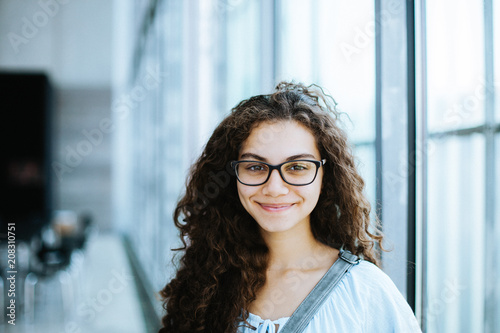 Portrait von hübscher brasilianischer Frau mit Brille