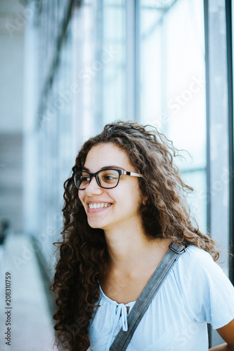 Portrait von hübscher brasilianischer Frau mit Brille