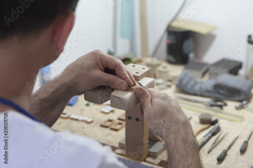 Artigiano lavora con il legno