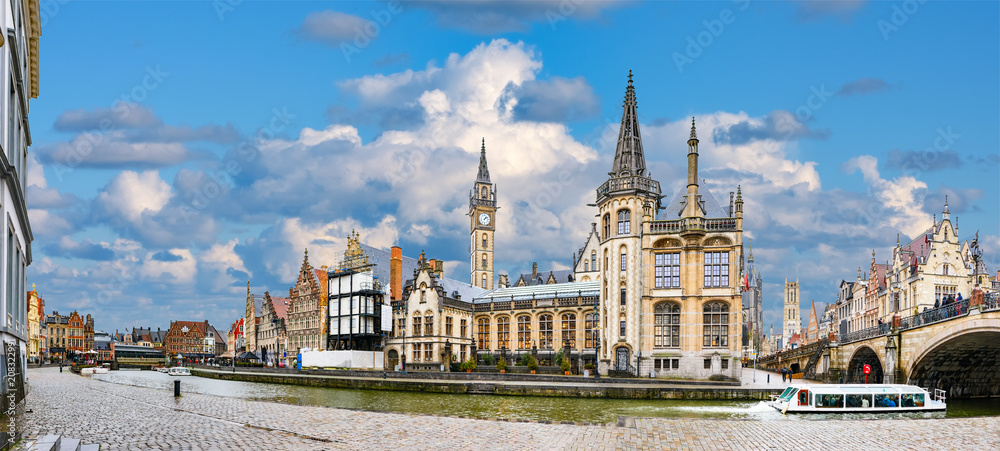 Obraz premium Winter in medieval Belgian city Ghent decorated for Christmas - one of the most attractive touristic places in Europe