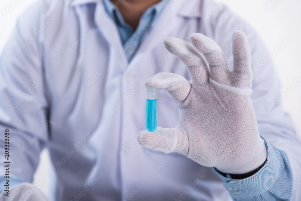 Obraz premium scientist hand holding laboratory test tube, science research concept
