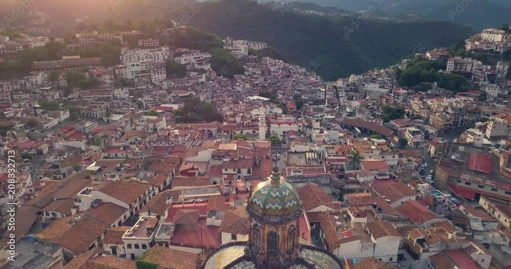 La Iglesia de Santa Priasca en Taxco de Alarcón tomada durante las primeras horas de la mañana