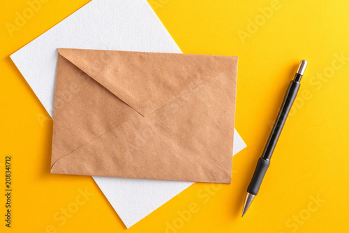 Fotografi lank white card with kraft brown paper envelope