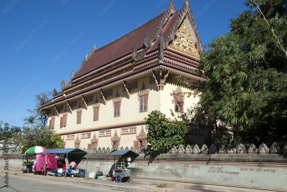 Obraz premium Siem reap Cambodia, Wat Bo from the street with food carts
