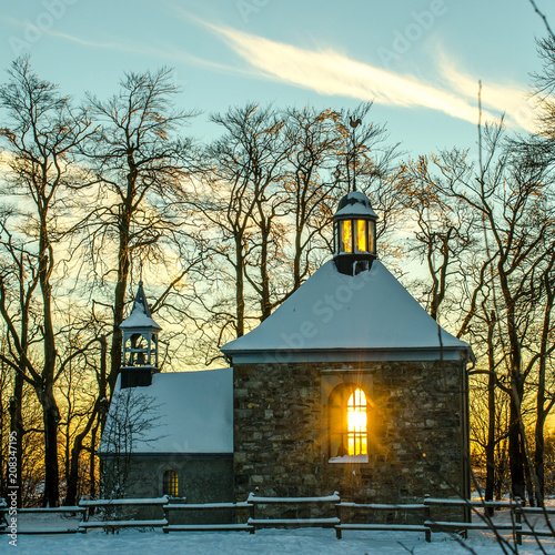 Winterlandschaft mit kleiner Kapelle