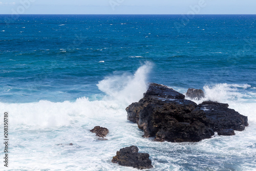 Wellen brechen sich an den Felsen bei Gris Gris in Souillac an der Südküste von Mauritius, Afrika.