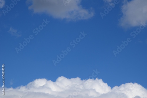 Hintergrund, weiße Wolken vor blauen Himmel
