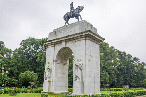 Sight in India an arch a sculpture of Edwardvs VII Rex Imperator
 photo