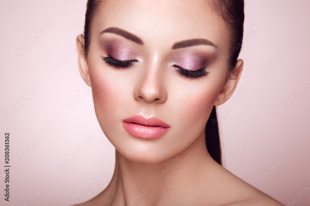 Beautiful Young Woman with Clean Fresh Skin. Perfect Makeup. Beauty Fashion. Eyelashes. Cosmetic Eyeshadow. Highlighting. Cosmetology, Beauty and Spa - obrazy, fototapety, plakaty 