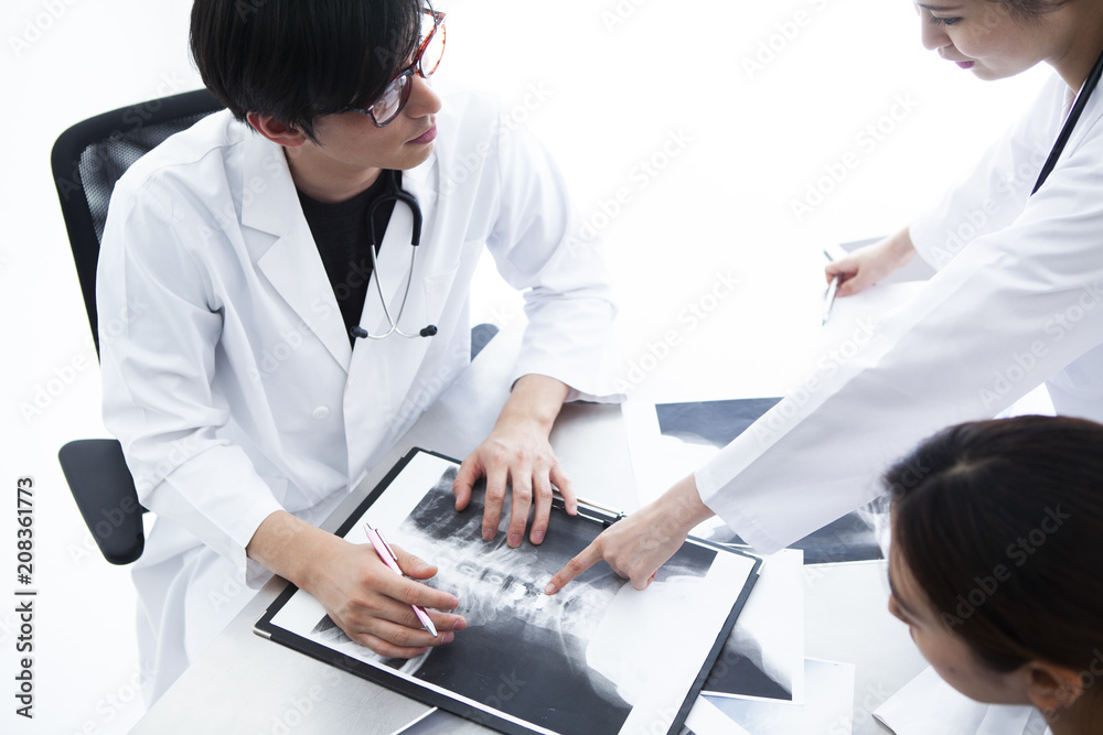 Obraz premium レントゲンの内容を確認する医師たち