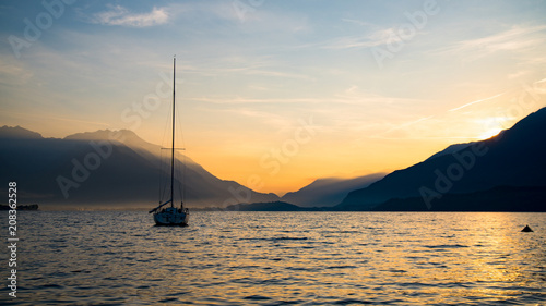 Sonnenaufgang am Comer see mit Boot