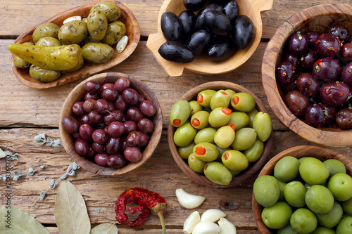  olive miste su sfondo rustico photo