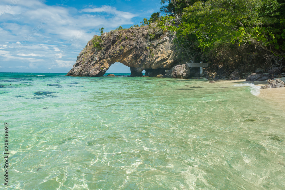 Fototapeta premium Beautiful island and Stone arch scenic in Koh khai, Satun Province, the southern of Thailand