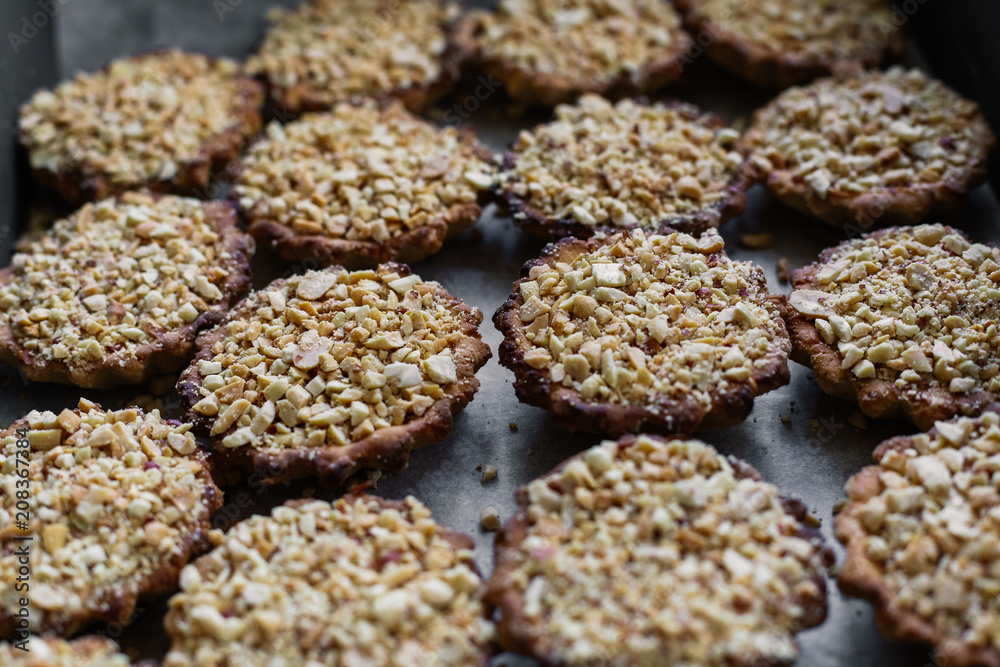 Cakes on a spacing in large quantities.