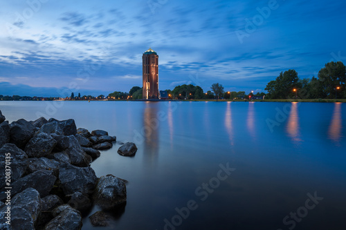 Obraz na płótnie Illuminated water tawet from lake view w salonie