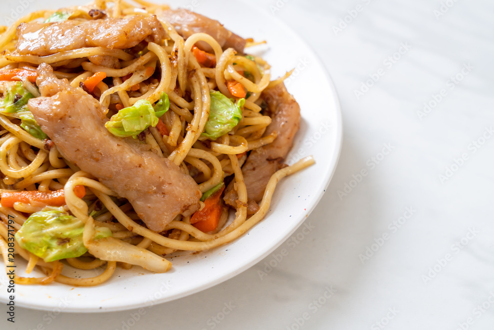 stir-fried yakisoba noodle with pork stir-fried yakisoba noodle with pork