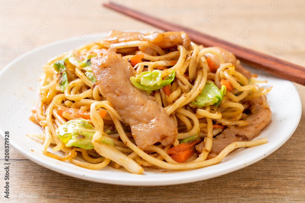 stir-fried yakisoba noodle with pork