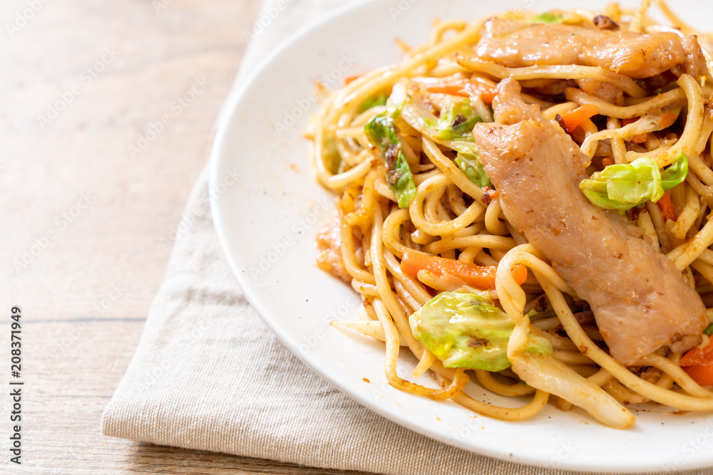 stir-fried yakisoba noodle with pork stir-fried yakisoba noodle with pork