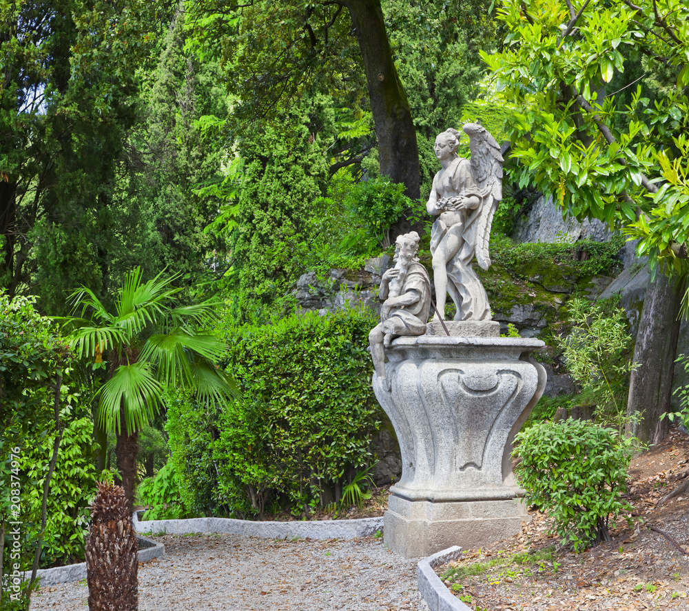Obraz premium Schöne Statue im Park der Villa Monastero am Comer See