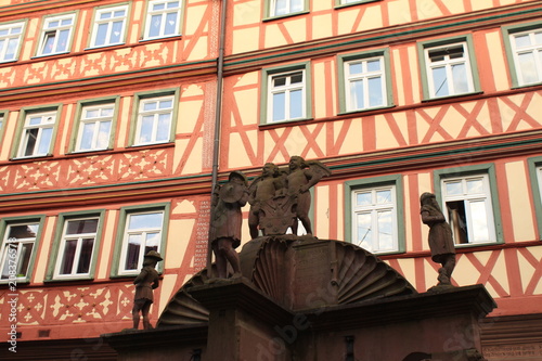 Blickwinkel in der Wertheimer Altstadt am Engelsbrunnen