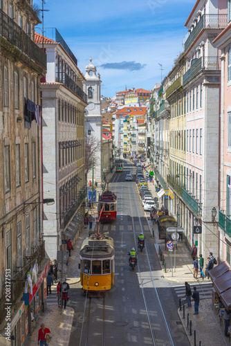 Tram dans une des immenses rues de Lisbonne
