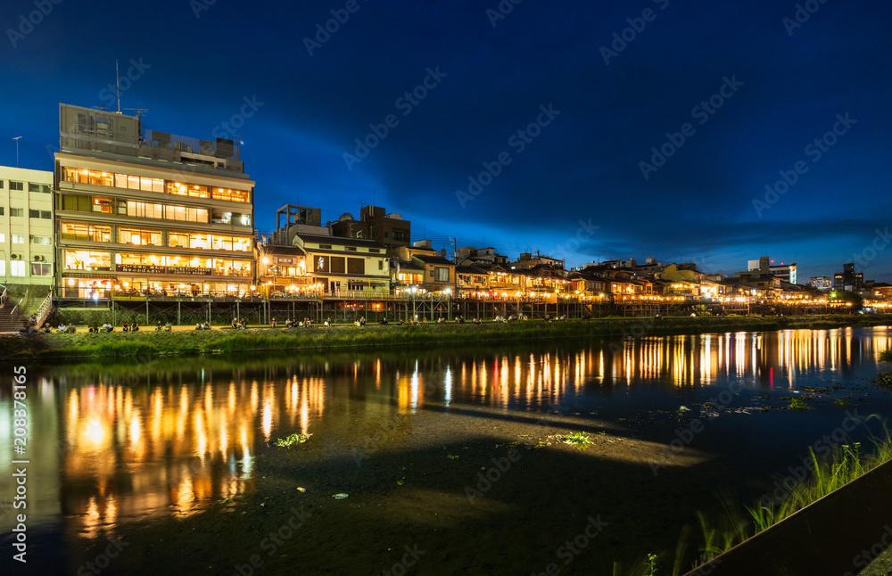 Fototapeta premium 京都 鴨川納涼床