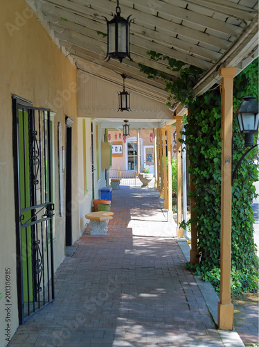 Φωτογραφία Storefront walkway with overhang in Old Town Albuquerque