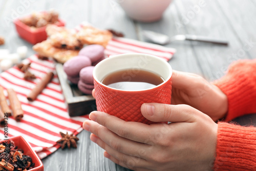 Cozy winter morning tea rit...